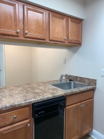 Building Photo - 2330 Edenborn Ave