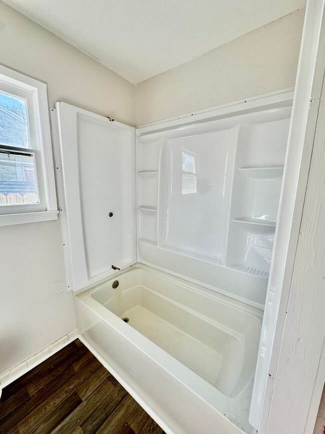 Building Photo - Move-In Special! February Rent Only $199 – Move In ASAP!