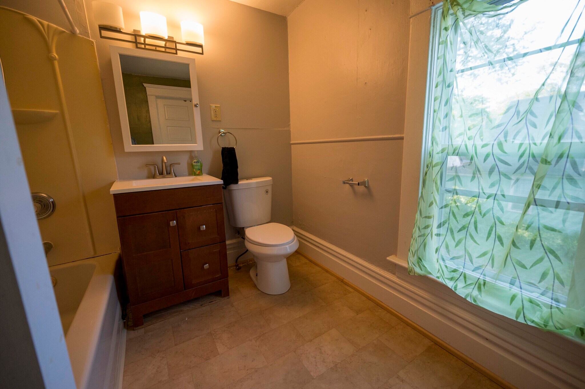 Bathrooms Sink - 319 N Sycamore St