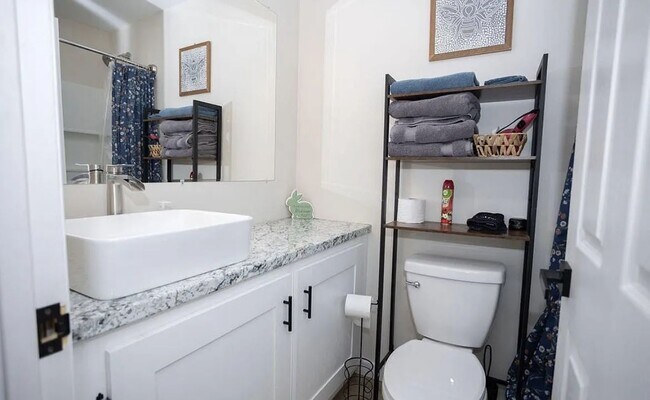 Building Photo - Lenoir City 37771 - 3 bedroom, 2 bath home - Contact Karen Robertson 865-454-7626