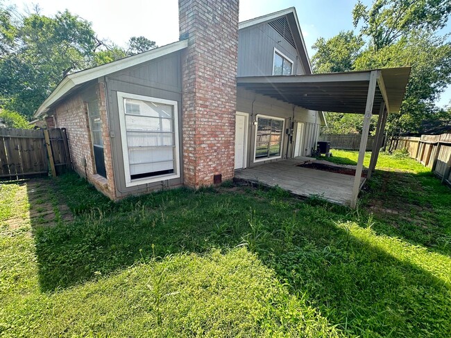 Building Photo - Gorgeous 4bd 2ba on Mature Lot in Prime Lo...
