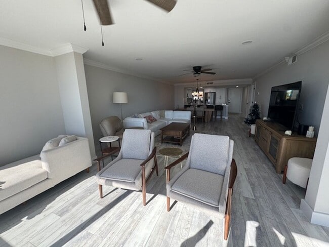 Building Photo - 2 bedroom 2 bathroom Seasonal in Punta Rassa