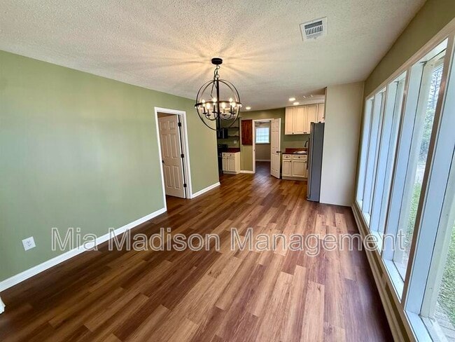 Building Photo - 2233 E Derenne Ave