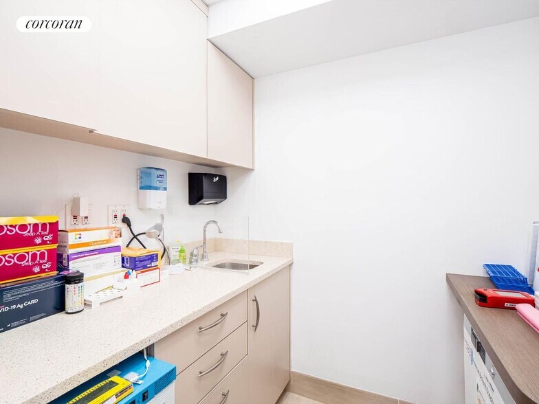 Building Photo - 420 W 23 St