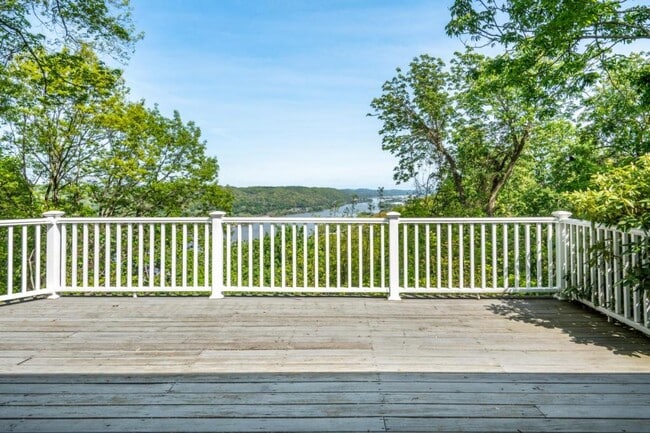 Building Photo - 122 Rivercrest Dr