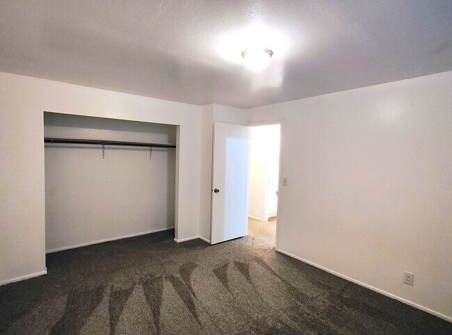 Building Photo - EARLY BIRD MOVE IN SPECIAL - LAST MONTH'S RENT FREE