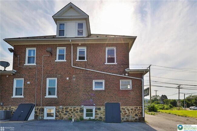 Building Photo - 1660 Main St