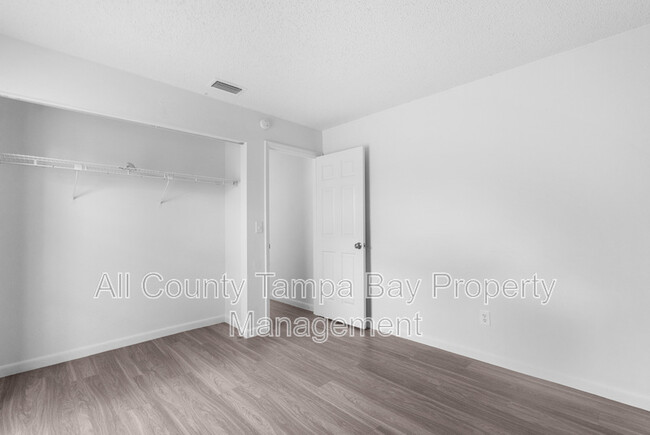 Building Photo - 905 N Newport Ave
