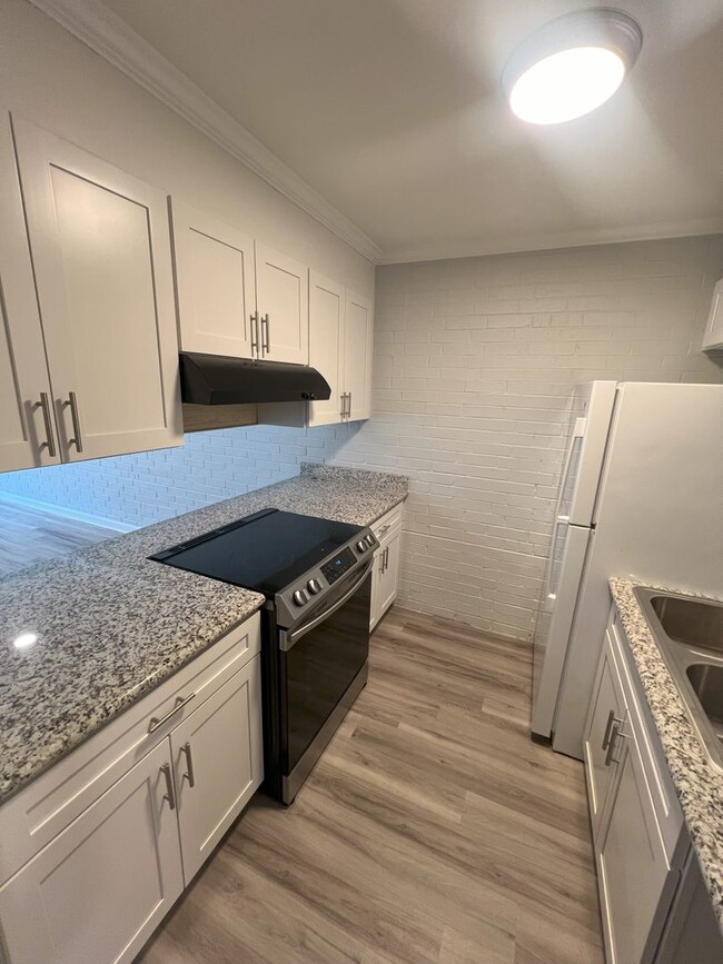 Building Photo - Must See! 1 bedroom, 1 bath apartment on H...