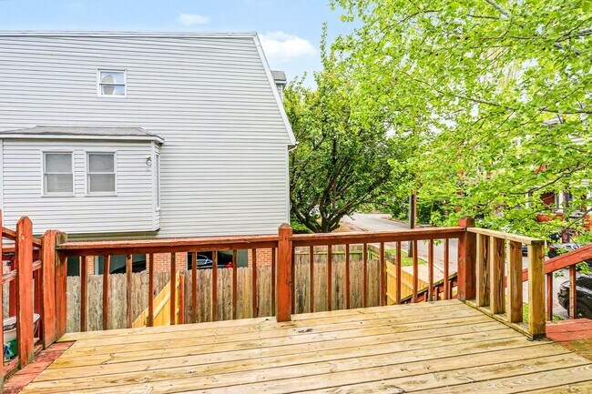 Building Photo - Two bedroom, one and a half bathroom end townhome in Harrisburg