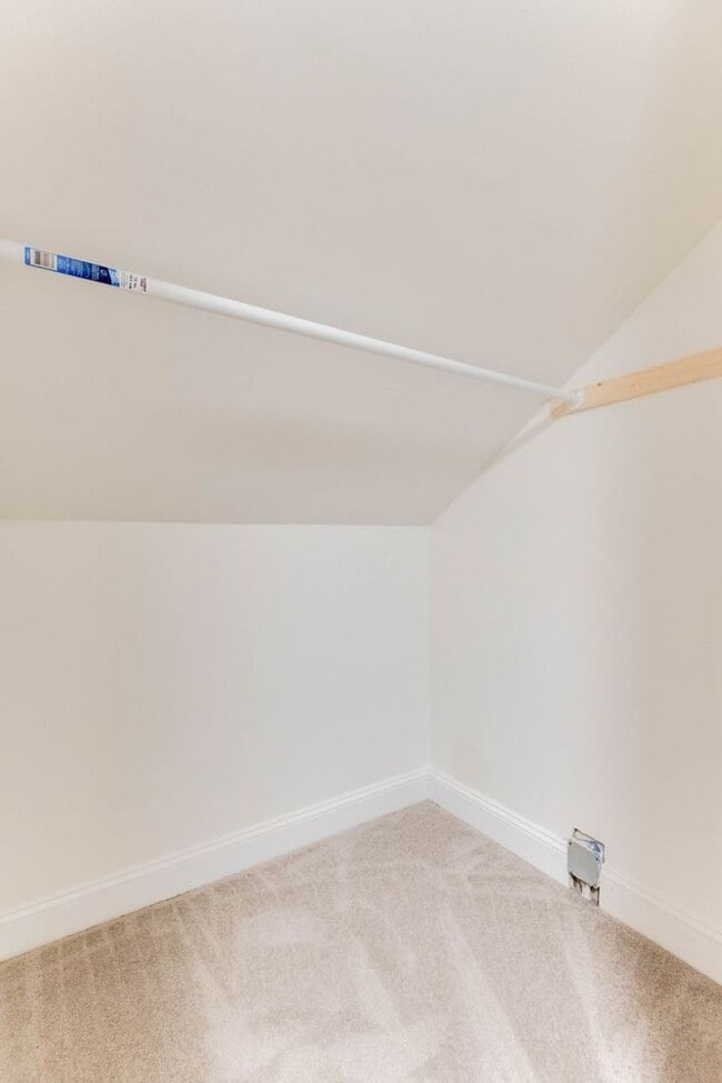 Building Photo - Beautifully Updated 4 BR/2 BA Upper-Level Duplex in Minneapolis with 2-Car Garage!