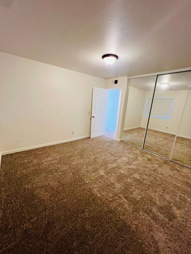 Building Photo - Beautiful 2 bedroom Condo
