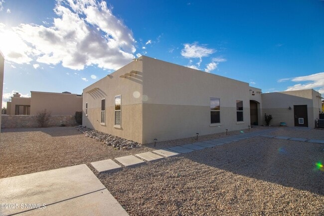 Building Photo - 1415 San Bonifacio Arc