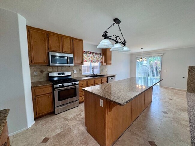 Building Photo - Spacious 4 Bedroom Home with a loft AND bo...