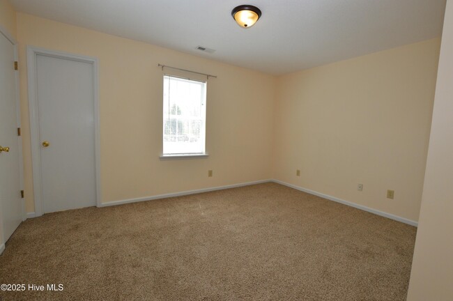 Building Photo - 260 S Creek Dr