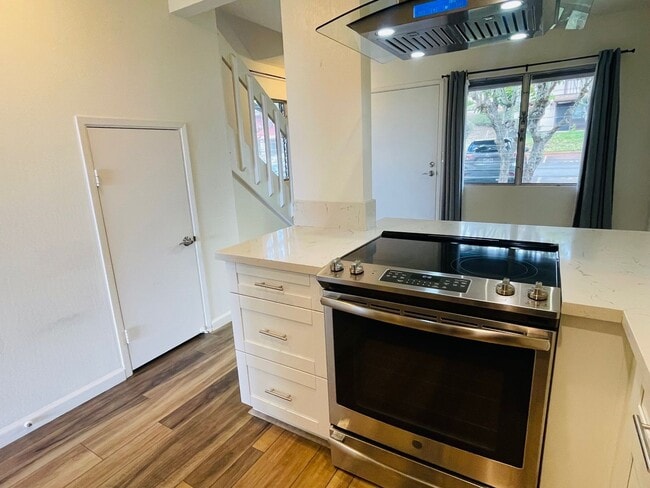 Building Photo - Partly Furnished 2-bedroom,1.5-bath Townho...