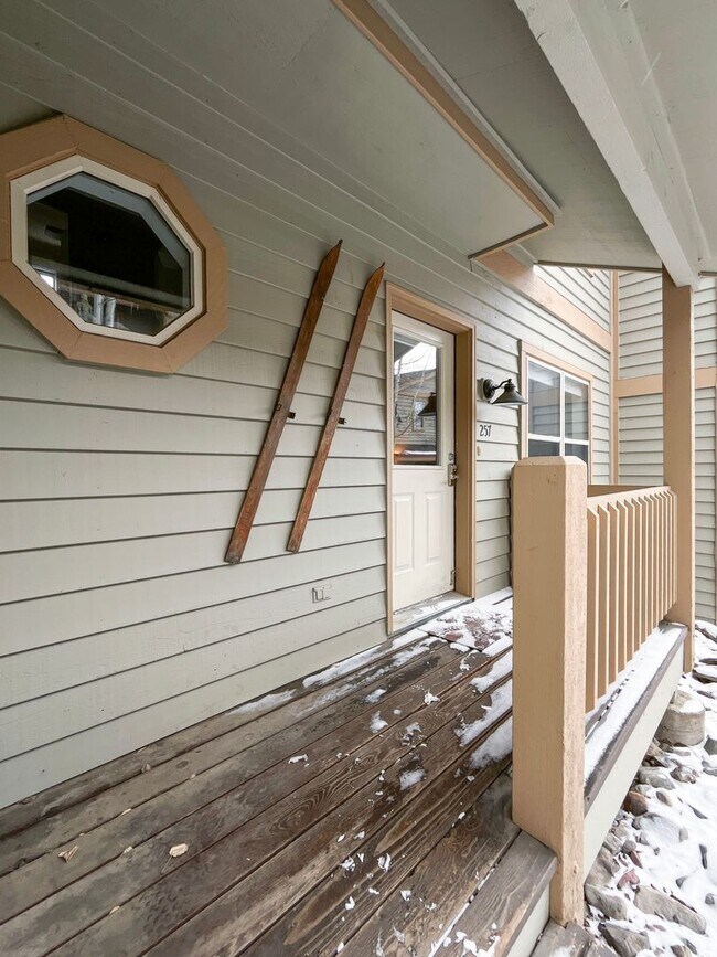 Building Photo - On Bus Route! 2bed/2.5 Bath, Sunny Town House!