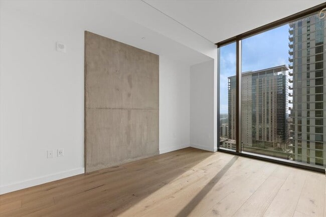 Building Photo - 610 Davis St