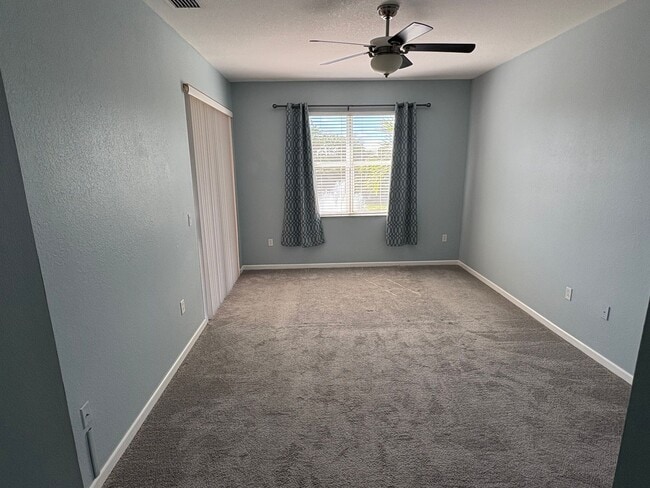 Building Photo - 3/2/1 Townhome in River Glen!