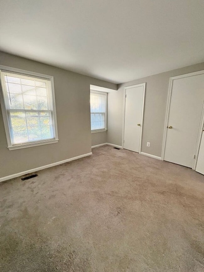 Building Photo - Beautiful end-unit townhome. Walkout basement. Quiet community