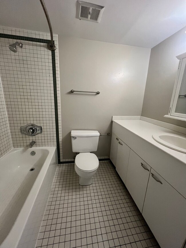 Building Photo - Charming Studio Unit Condo in Dupont Circle!