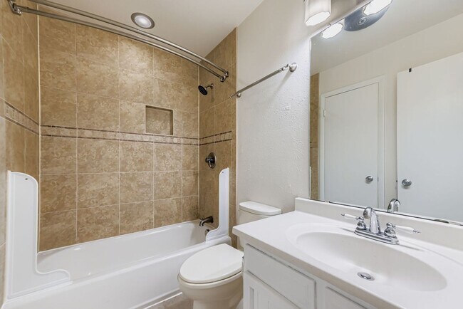 Building Photo - Cozy 4B/2B Unit With Views In East Boulder...