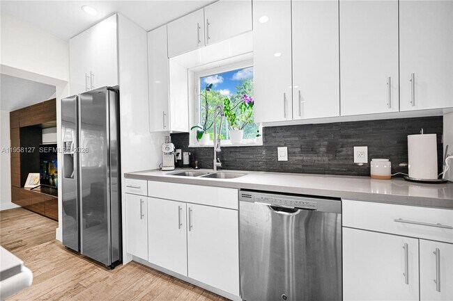 Building Photo - 295 De Leon Dr