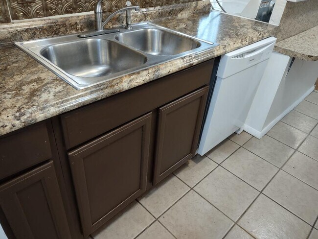 Building Photo - 890 Quadrilla St