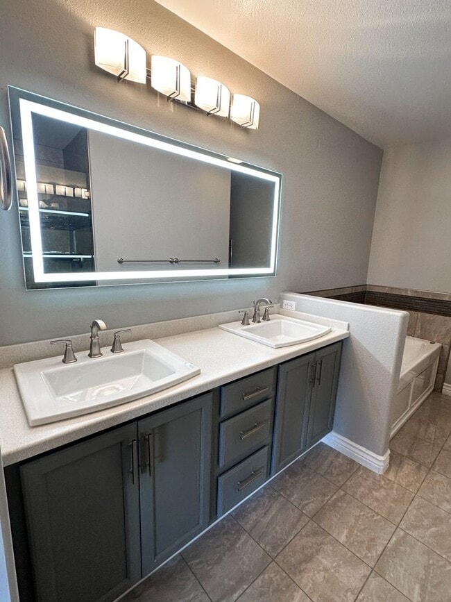 Building Photo - Beautiful Duplex, High End Finishes with L...