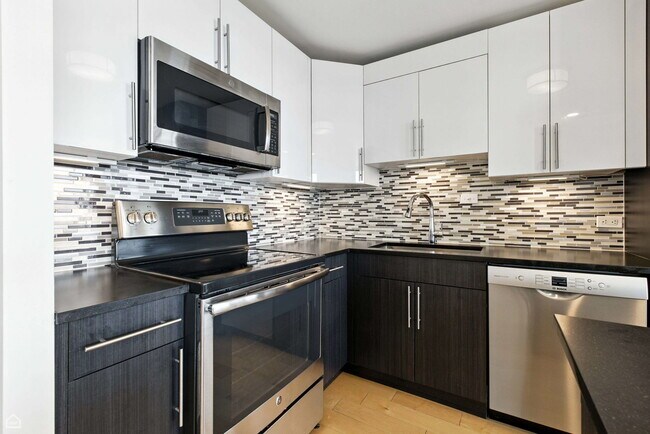 Building Photo - 1700 E 56th St