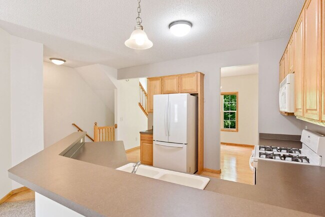 Building Photo - Charming 2-Bed Townhouse in Wayzata with Hardwood Elegance & Cozy Fireplace!