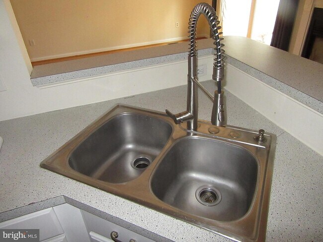 Building Photo - 525 Southampton Ln