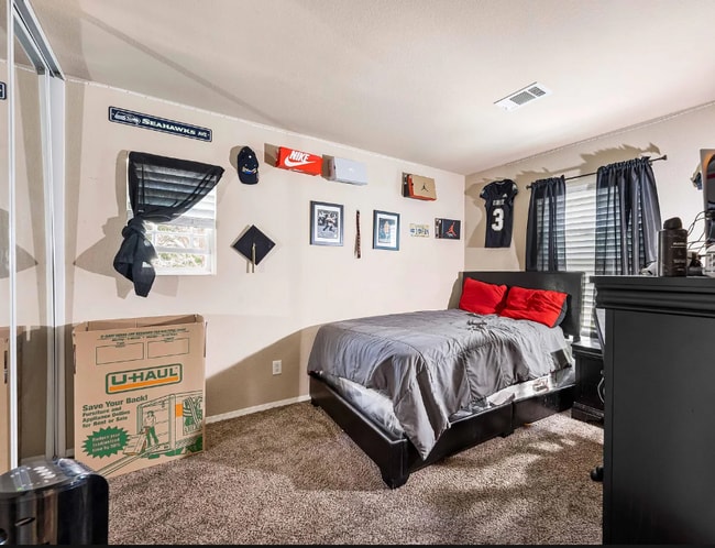 Building Photo - 2562 Kenwood Ct