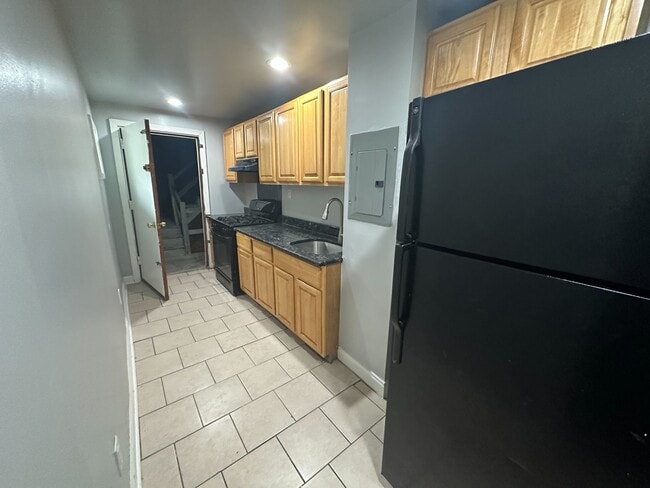 Building Photo - 529 Brinton St