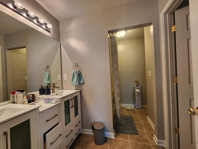 Building Photo - 7718 Abigail Glen Dr