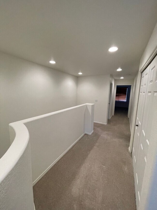 Building Photo - BEAUTIFULLY REMODELED TOWNHOUSE!