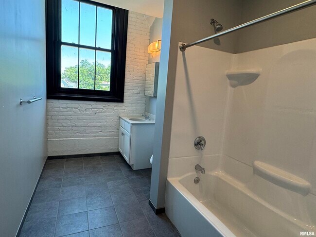 Building Photo - 511 Pershing Ave