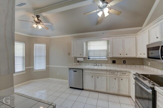 Building Photo - 5806 Hollyhock Ln