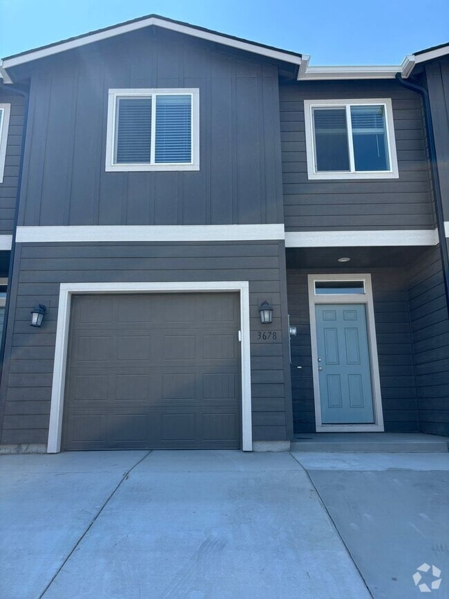 Building Photo - 3 Bedroom 2.5 Bathroom Townhome