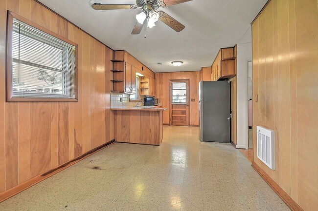 Building Photo - 208 Hogan Ave
