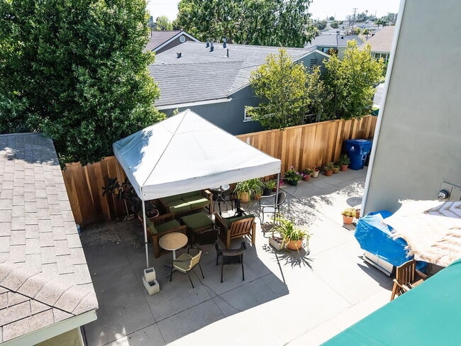 Building Photo - 7848 Bleriot Ave