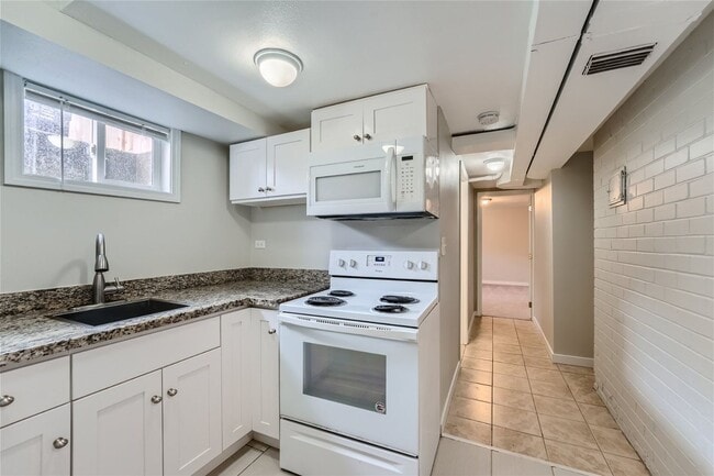 Building Photo - Charming and newly remodeled 4 bed x 2 bat...