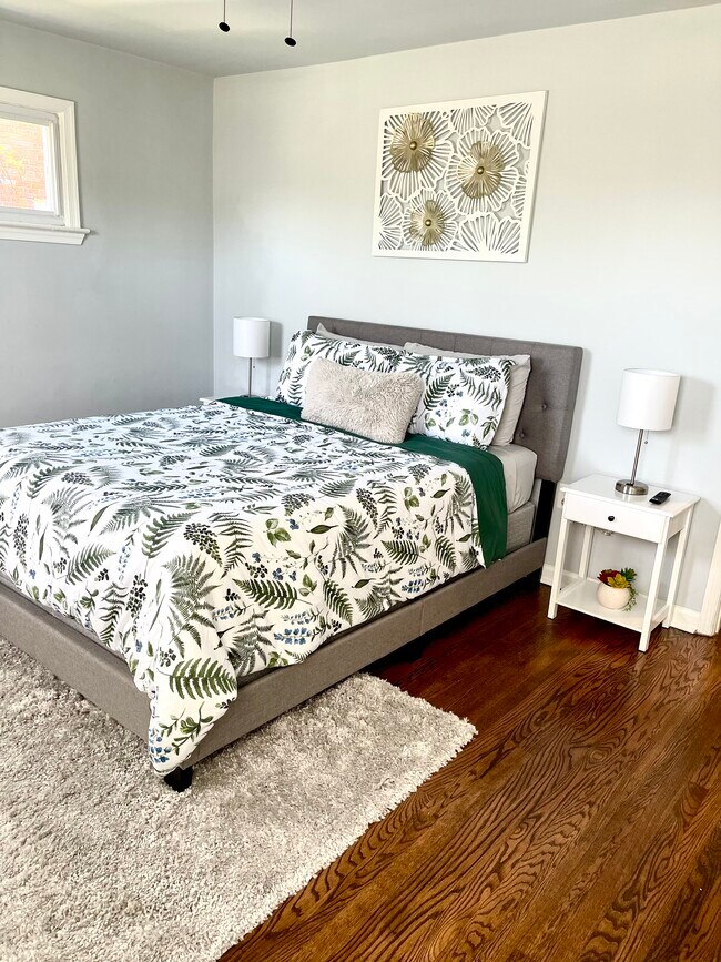 Executive suite - 422 Oakwood St SE