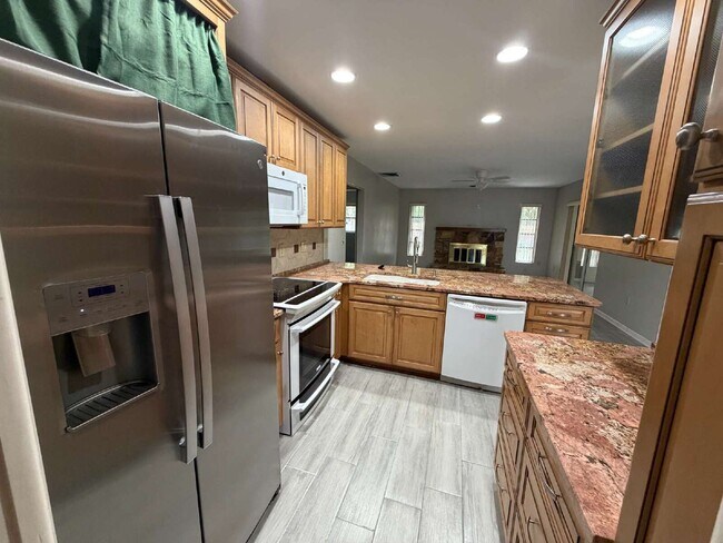 Building Photo - 423 Whispering Oaks Ct