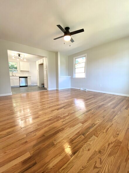 Open concept - 2136 W 22nd St
