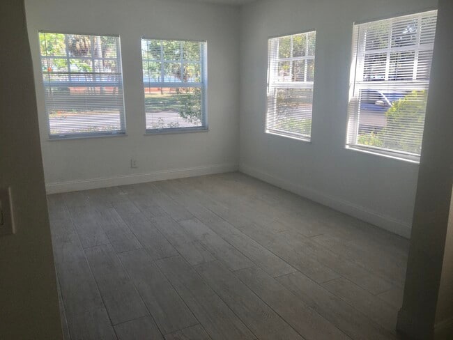 Building Photo - 407 S Lakeside Dr