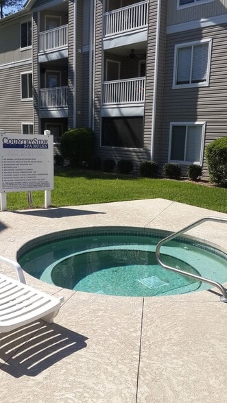 Jacuzzi spa area - 4000 SW 23rd