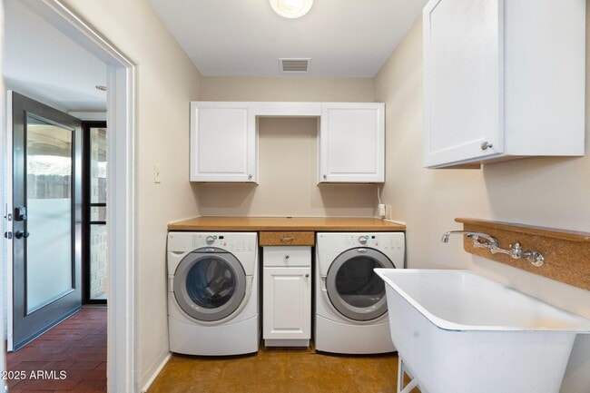 Building Photo - 2434 E Pinchot Ave