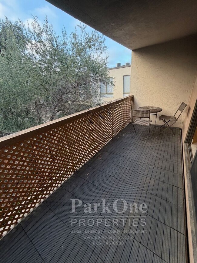 Building Photo - Spacious Condo Near Downtown Walnut Creek Available Now!