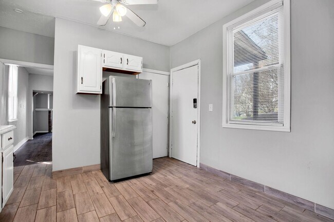 Building Photo - Updated 3 Bedroom 1 Bath with Off Street P...